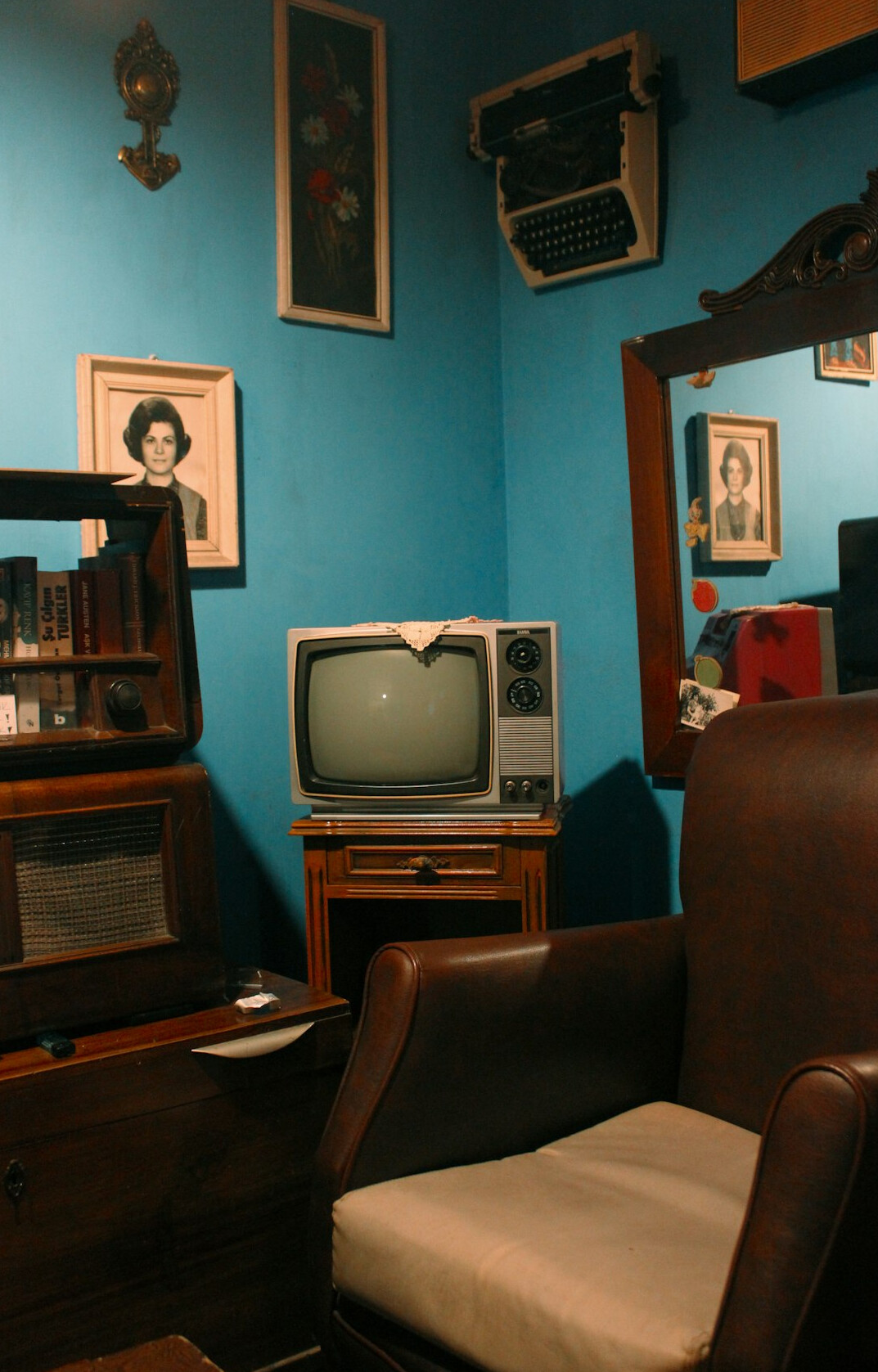 retro tv show scene